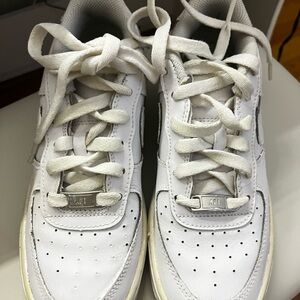 White Nike Air Force 1 size 6 in women’s & 4.5 in big kids a flaw on 1 shoe